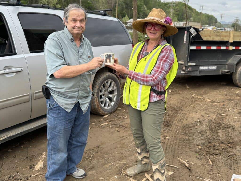 Mandy returns Reba McEntire mug