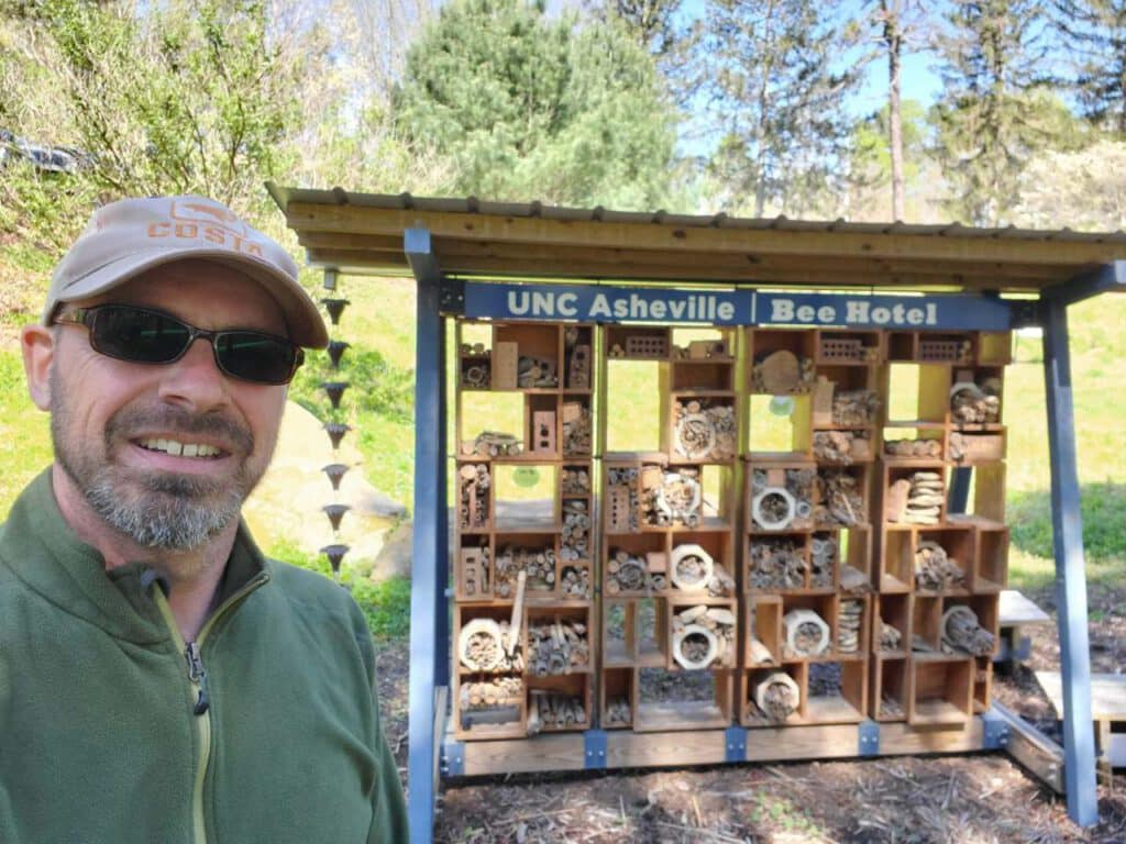 2014-Chris-at-Bee-Hotel